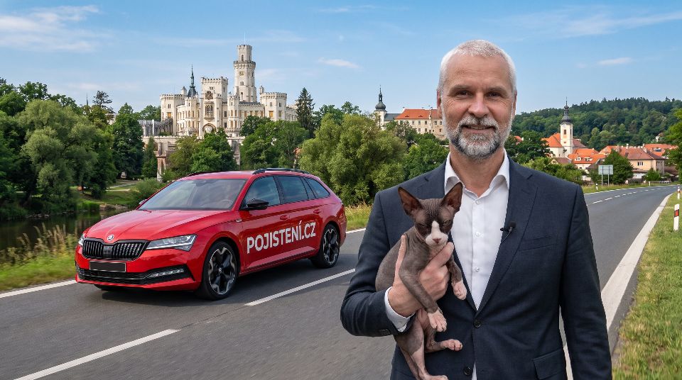 Červené auto POJISTENI.cz na silnici u zámku Hluboká